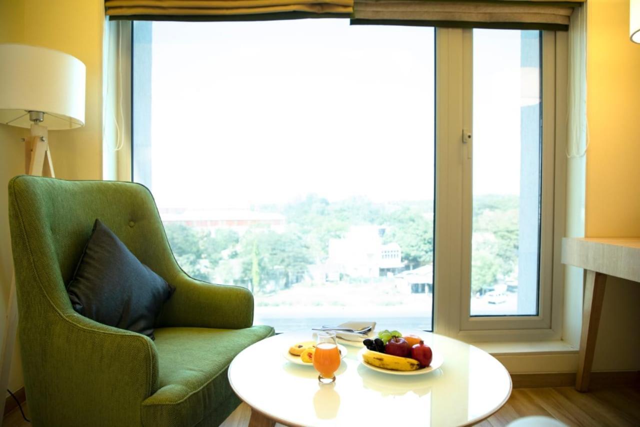 Regenta Central Harsha Vapi Pārdi Extérieur photo