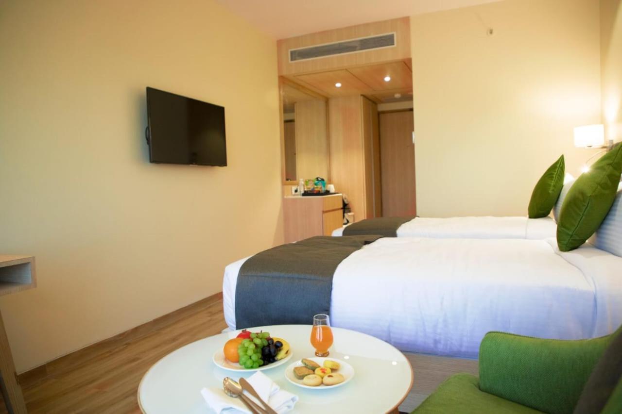 Regenta Central Harsha Vapi Pārdi Extérieur photo