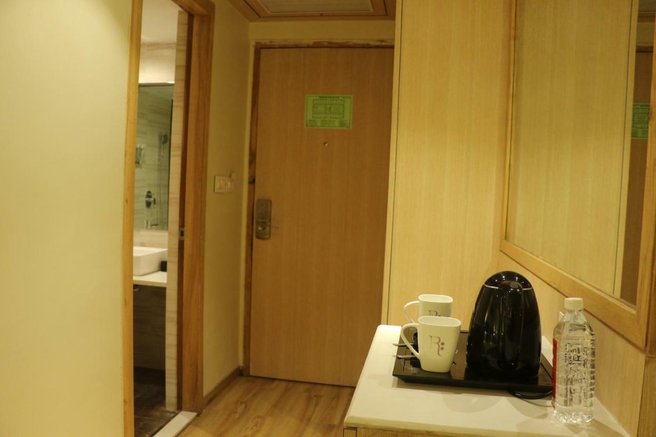 Regenta Central Harsha Vapi Pārdi Extérieur photo