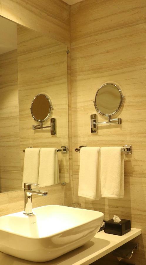 Regenta Central Harsha Vapi Pārdi Extérieur photo